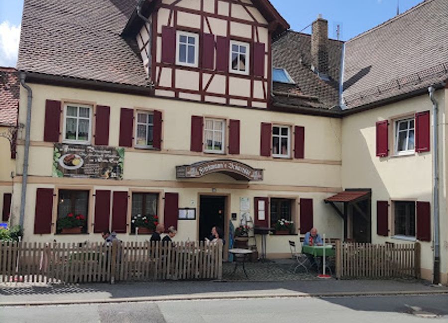 Discover the essence of Franconian culture with traditional cuisine and local brews at Friedmanns Bräustüberl in Gräfenberg.