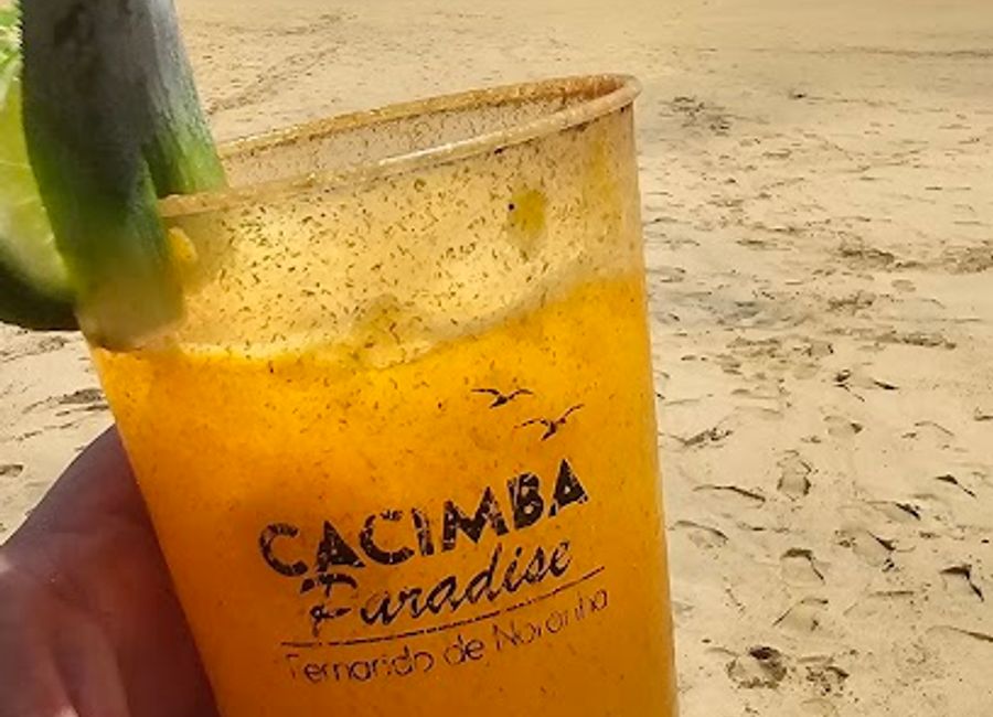 Discover the tranquil atmosphere and refreshing drinks at Cacimba Oásis, the ideal bar for relaxation in Fernando de Noronha's tropical paradise.
