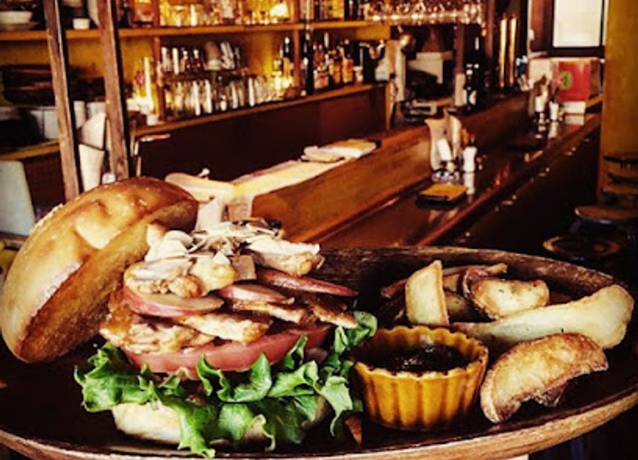 Experience the perfect blend of modern izakaya dining and bar culture at Shuvi du Bar in Tottori, offering gourmet hamburgers and traditional Japanese cuisine.