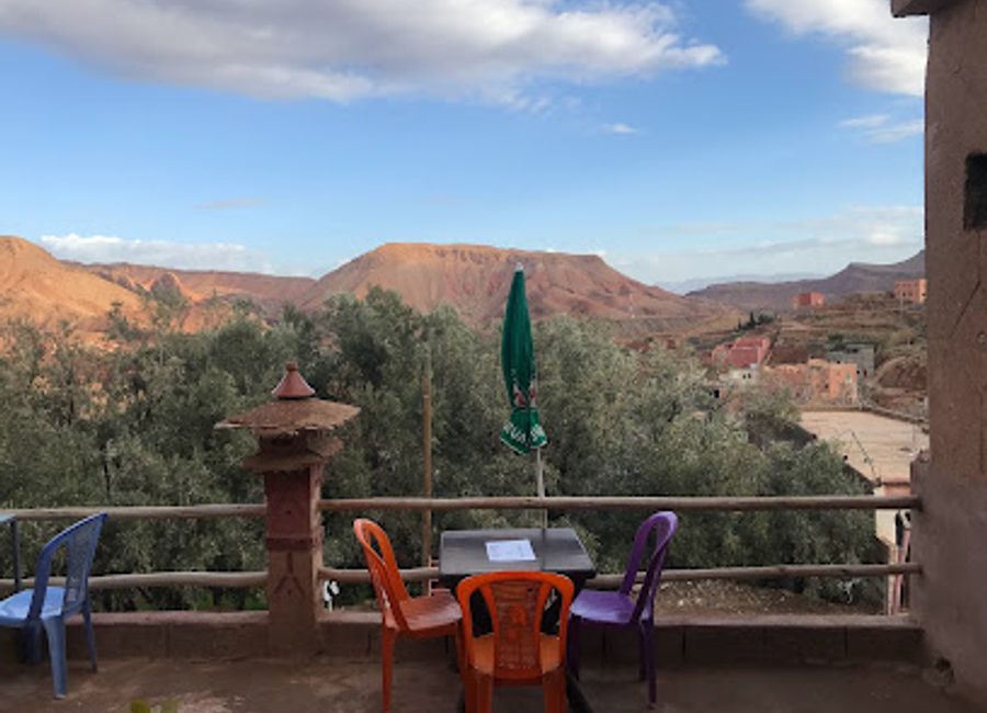 Discover the flavors of Morocco at Café Achaf in Boumalne Dades, where authentic cuisine meets warm hospitality in a stunning setting.