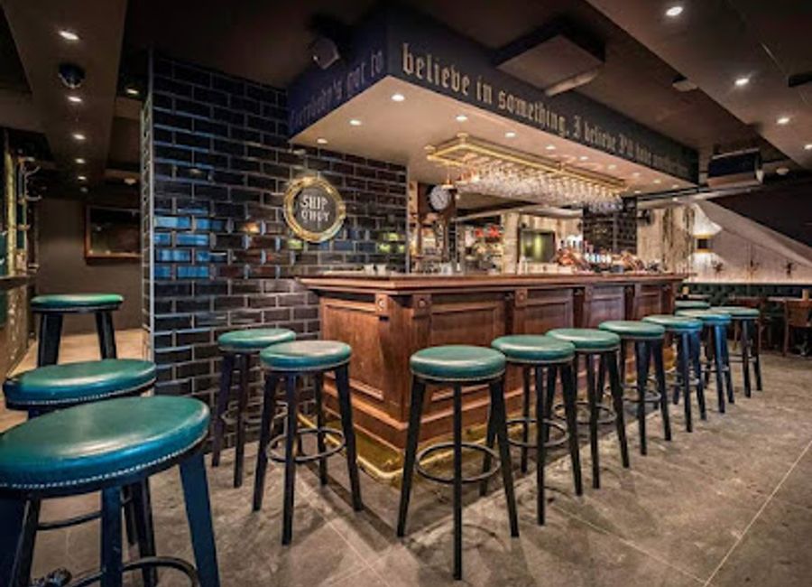 Discover the heart of Svolvær at Styrhuset Pub, where local brews and vibrant atmosphere meet for an unforgettable experience.