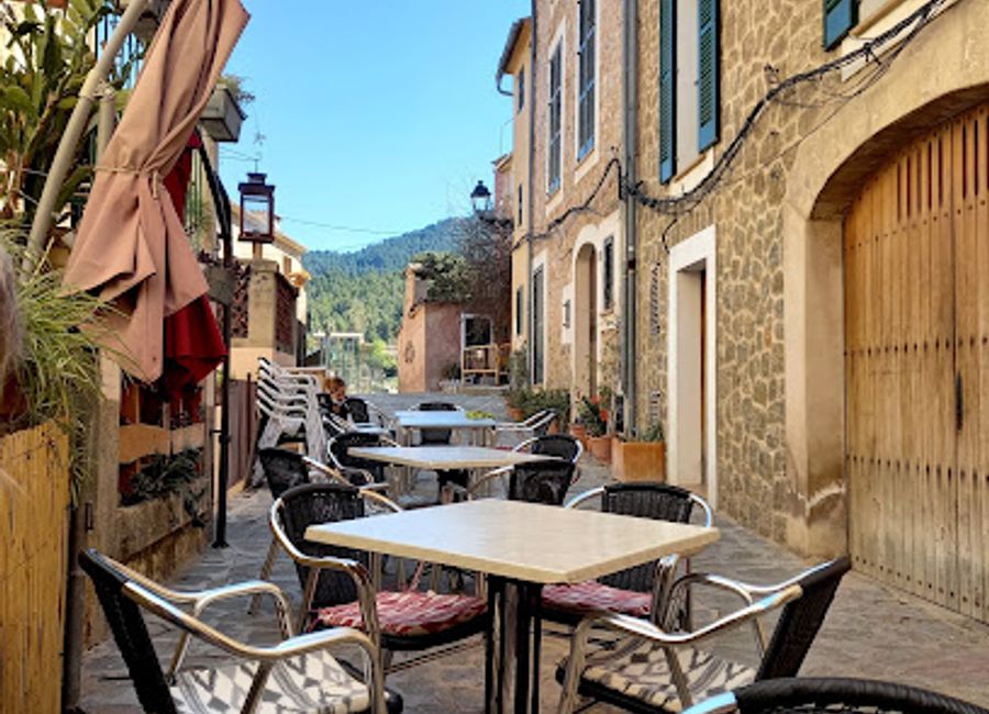 Discover the Mediterranean flavors at Bar sa Tanca, a charming restaurant in Estellencs offering fresh seafood and Italian delicacies.