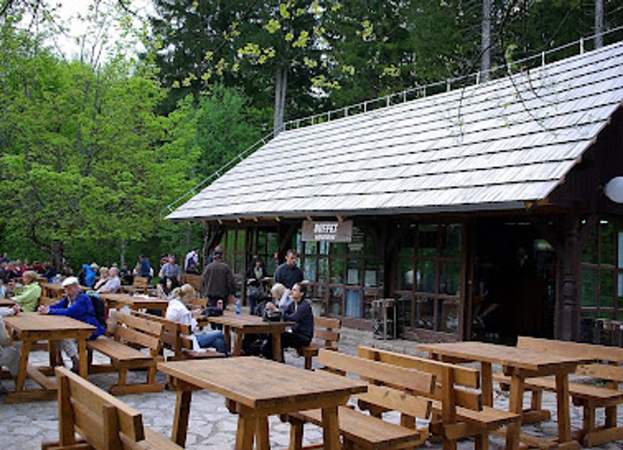 Experience authentic Croatian cuisine at Bistro Labudovac, a cozy diner in the heart of Plitvička Jezera, perfect for park visitors seeking local flavors.