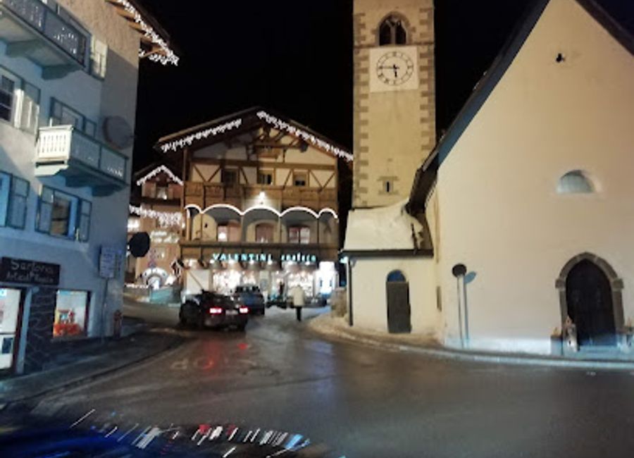 Discover the rich flavors of the Dolomites at Wine Bar Oma, where exquisite local wines and a cozy atmosphere await.