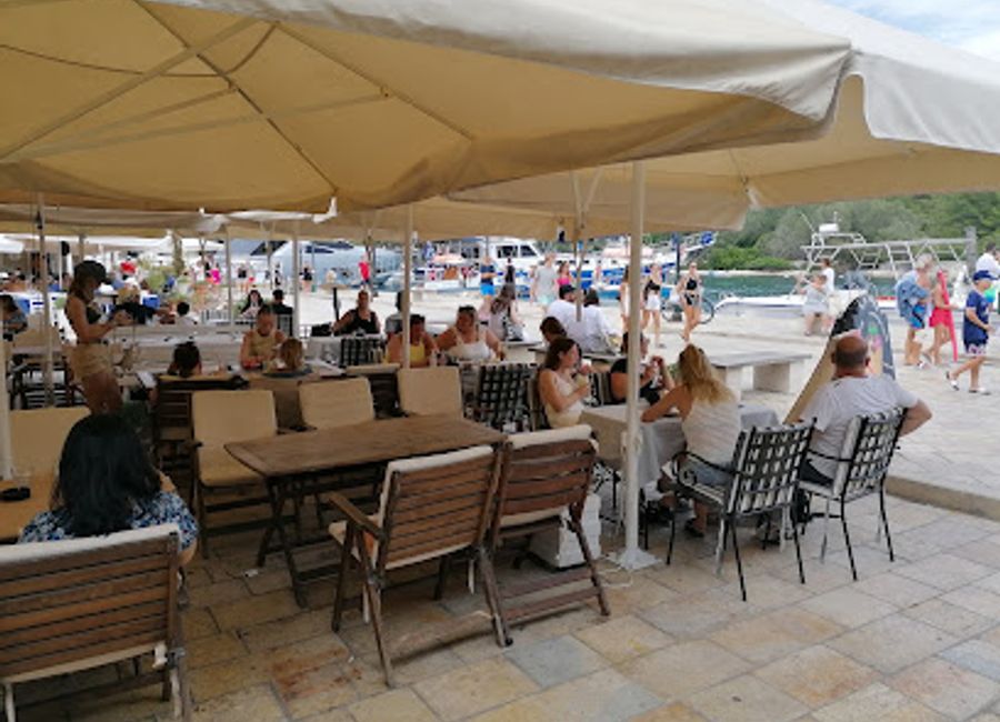 Discover the vibrant atmosphere and refreshing drinks at Cafe Aveois, a hidden gem in the heart of Gaios, Paxos.