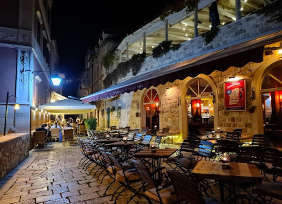 Discover the lively spirit of Hvar at Central Park Club, where live music, great drinks, and unforgettable nights come together.