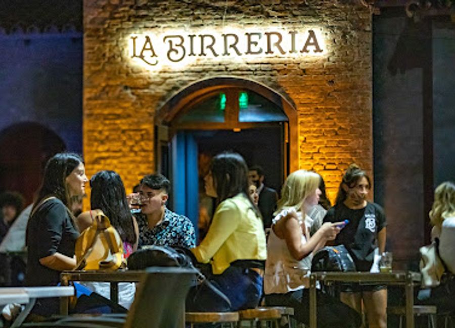 Discover La Birrería Salta, a vibrant brewpub offering an exquisite selection of craft beers and a lively atmosphere in the heart of Salta, Argentina.