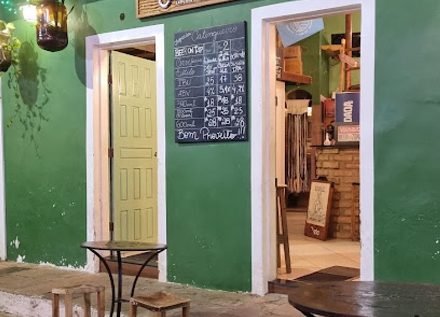 Discover the vibrant Catingueiro Brew Pub in Lençóis, where craft beer meets local culture in a warm and inviting atmosphere.