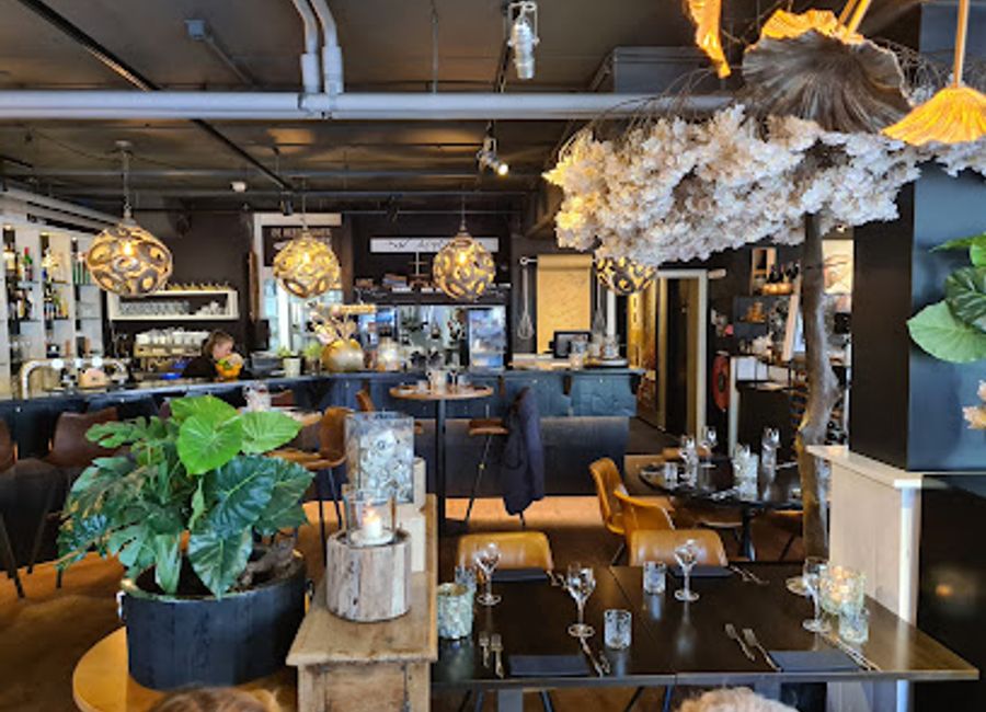 Discover the flavors of Dutch cuisine at De Heerekamer Lisse, where fresh ingredients meet a warm, inviting atmosphere for an unforgettable dining experience.