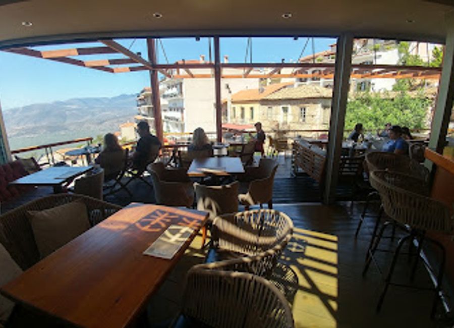 Discover Agora Cafe in Delphi for delicious coffee, mouth-watering pizza, and breathtaking views, a perfect blend of relaxation and local flavors.