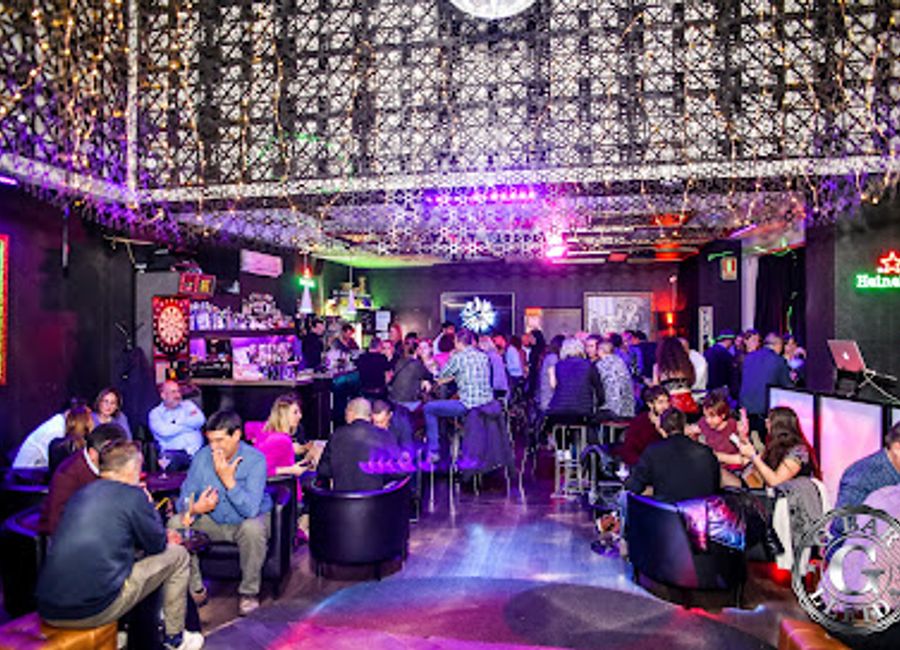 Discover G-Bar Lleida, a lively cocktail bar and lounge, perfect for experiencing Lleida's vibrant nightlife with expertly crafted drinks and a welcoming atmosphere.