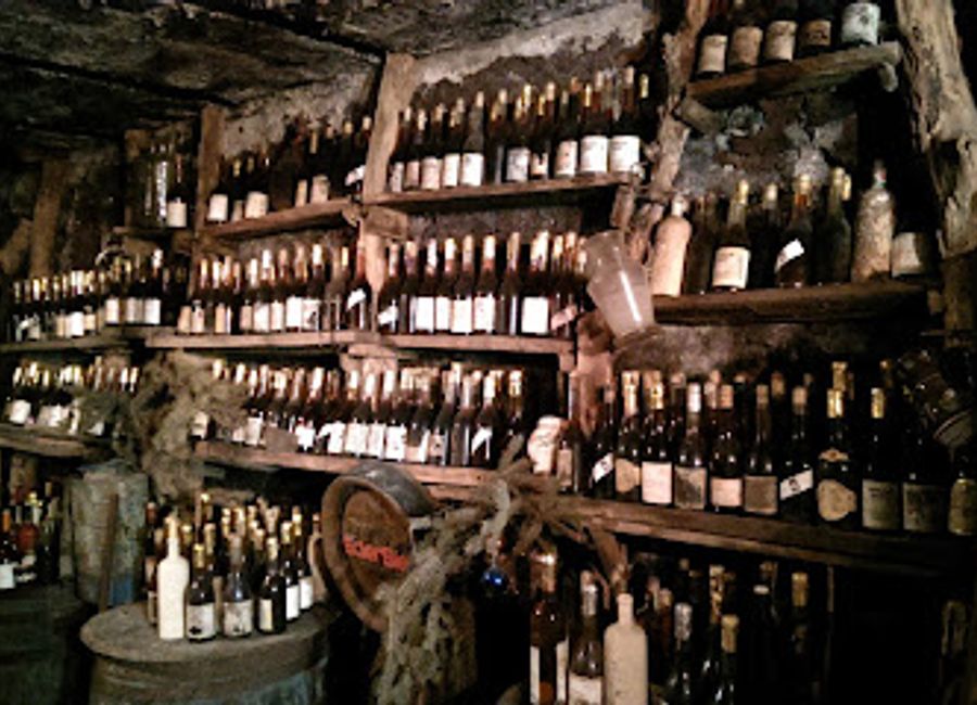 Discover the flavors of Hungary at Gólyafészek Étterem és Pizzéria, a delightful restaurant in Tokaj serving authentic dishes and delicious pizzas.