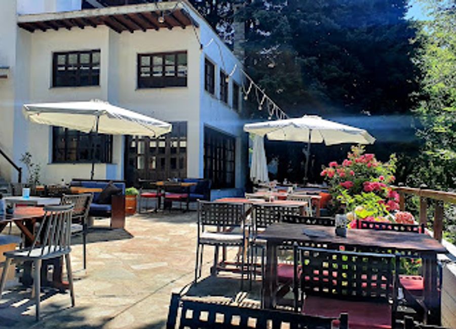 Experience the breathtaking views and delicious pizzas at Mountain Top Cafe, a must-visit dining destination in Chania, Greece.