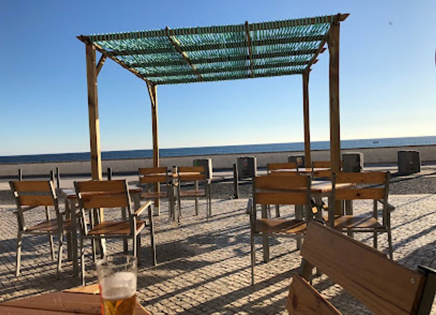 Experience the lively ambiance of Fun Friends n’ Fandango, a top bar in Sesimbra, offering exquisite drinks and a vibrant social atmosphere.