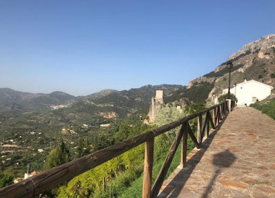 Experience the authentic flavors of Andalusia at Café Bar La Garita in La Iruela, where delightful tapas and stunning views await.