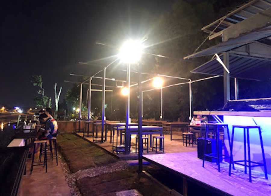 Experience the vibrant nightlife of Nan at SAY BAR, where delicious drinks and a friendly atmosphere await every visitor.