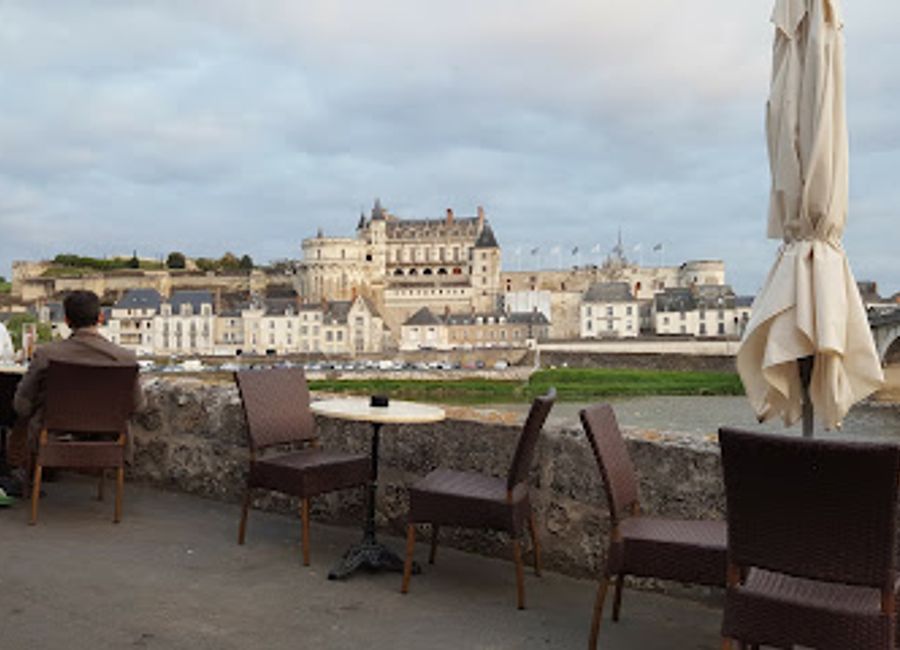Experience the best of tapas and local wines at Le Shaker in Amboise, where culinary delights meet a charming riverside atmosphere.