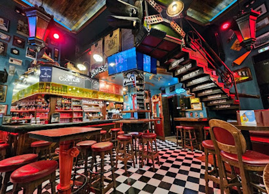 Discover the lively atmosphere and delicious cuisine at Oliver's Pub, Katerini's favorite spot for food and drinks.