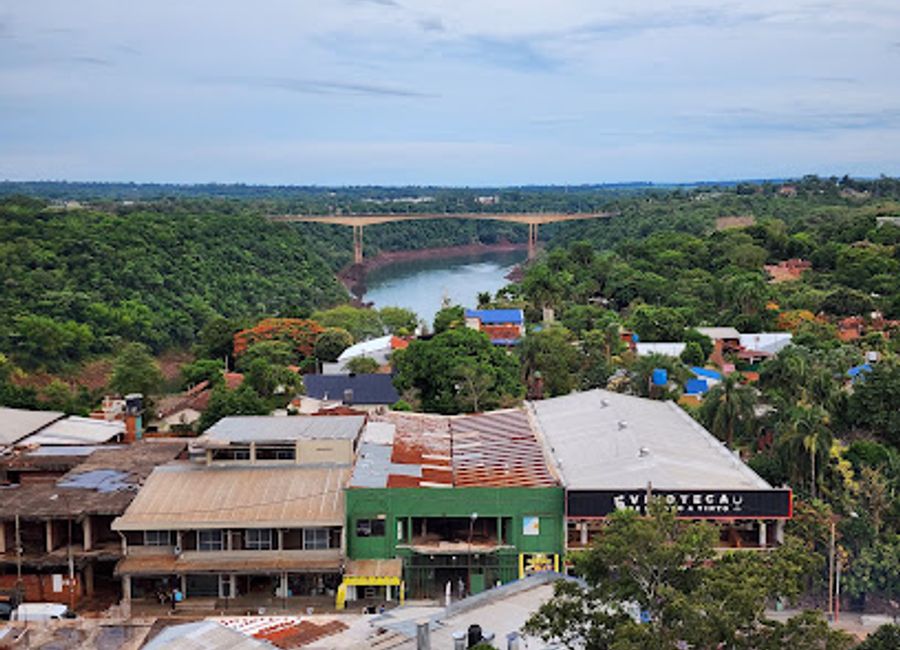Discover breathtaking views and exquisite drinks at Yvagá Rooftop Bar, your perfect escape in Puerto Iguazú.