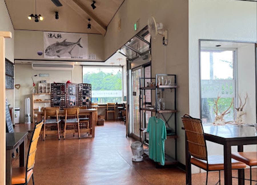 Discover the serene charm of Hitomekuri, a cafe in Yakushima where coffee, fine wine, and local cuisine meet breathtaking natural beauty.