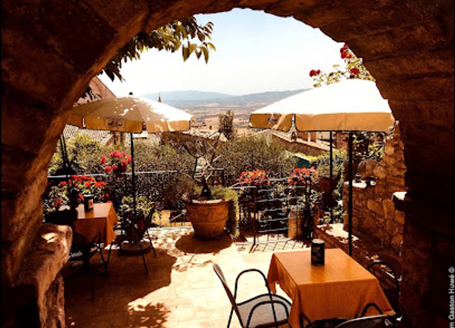 Explore the rich flavors of Italy at Bar Giardino San Lorenzo, a cozy espresso bar in Assisi offering authentic coffee and local delicacies.