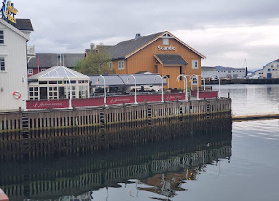 Experience the charm of Anker Brygge Bryggebaren, a seaside pub in Svolvær offering local flavors and stunning views.