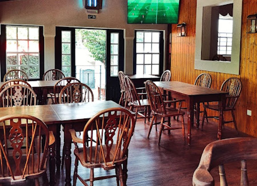 Discover the charm of Arco Pub in Tomar: a cozy restaurant and pub offering delightful local cuisine and a vibrant atmosphere for tourists.