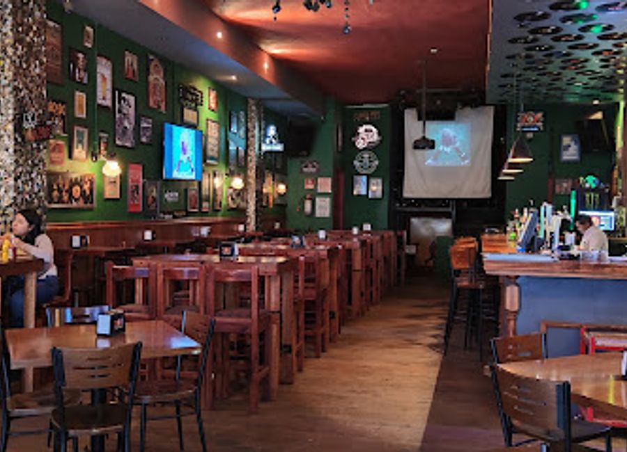 Discover Clover Irish Pub, where vibrant Irish culture meets the charm of San Cristóbal de las Casas, offering delicious food, drinks, and live music.