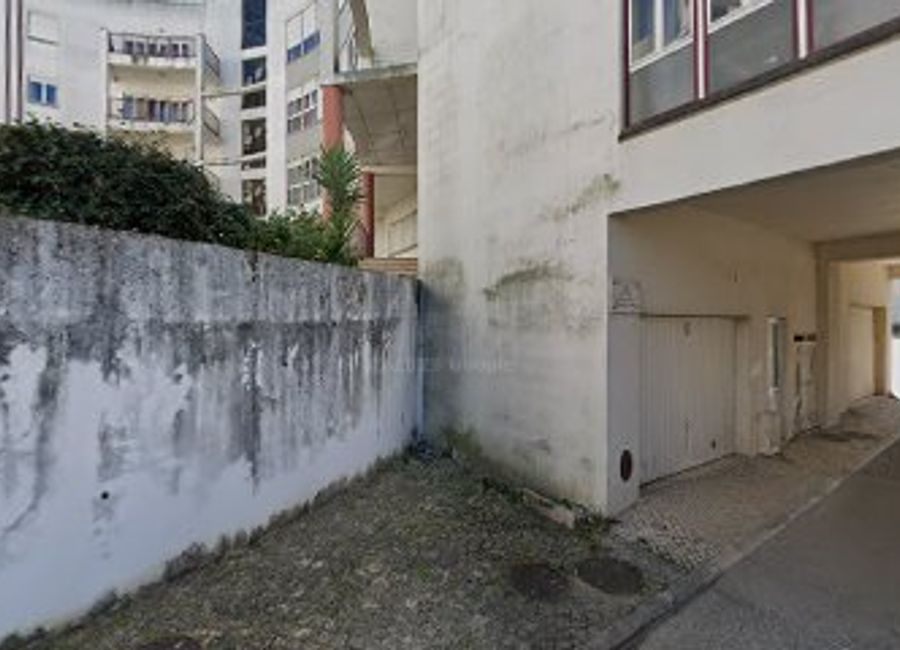 Discover Brewtall, Tomar's cozy bar offering exceptional cocktails and a vibrant atmosphere, perfect for unwinding after exploring Portugal's historic gems.