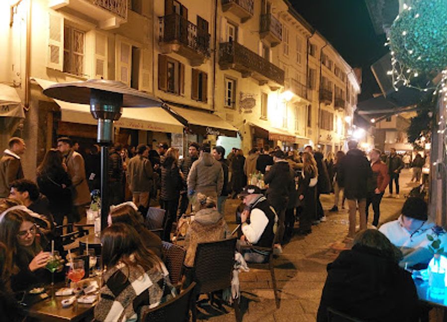 Discover the lively 101bar in Aosta, where exquisite cocktails meet traditional gnocco fritto in a vibrant atmosphere.