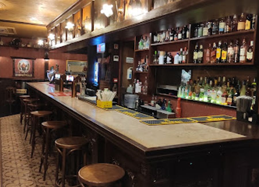 Discover the lively ambiance and eclectic menu at Pub Molhóbico in Évora, where local culture meets modern dining.