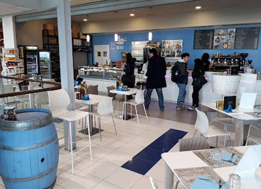 Discover the vibrant atmosphere of MaiSenza Lounge Bar in Urbino, where delightful drinks and live music create unforgettable memories.