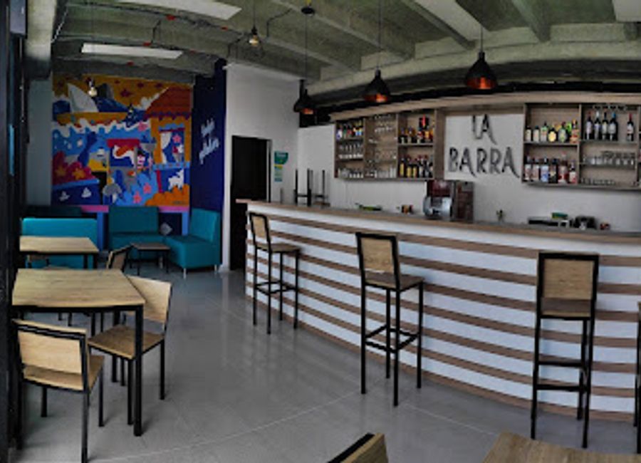 Discover La Barra Guatapé, where vibrant nightlife meets stunning views in the heart of Guatapé, Antioquia.