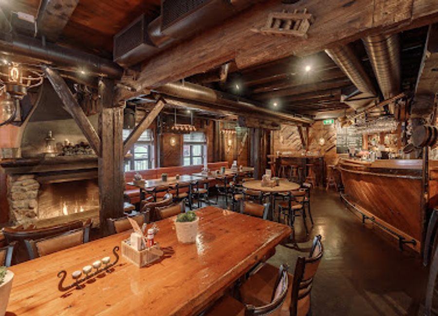 Discover Anker Brygge Bryggebaren - a lively seaside pub in Svolvær with stunning views and a vibrant atmosphere for travelers.