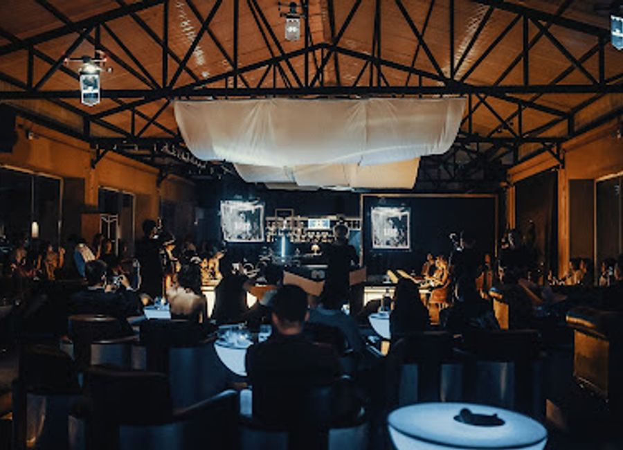 Experience the vibrant nightlife and exquisite flavors at Ngã 6 Pub in Buôn Ma Thuột, Vietnam's hidden gem for cocktails and local cuisine.