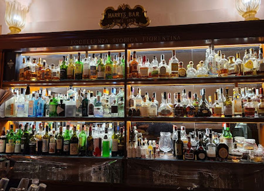 Experience the vibrant nightlife of Florence at Friends Pub, where locals and tourists unite over drinks and good times.