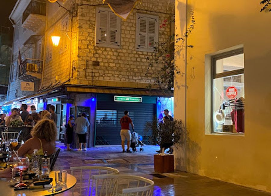 Discover the essence of Nafplio at Allotino Coffee & Bar, where refreshing drinks and delightful ambiance meet.