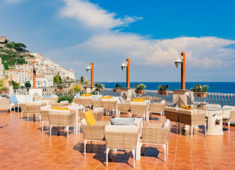 Discover Sea Waves Bar: A stunning Amalfi gem with breathtaking views, refreshing cocktails, and a vibrant atmosphere perfect for relaxation and enjoyment.