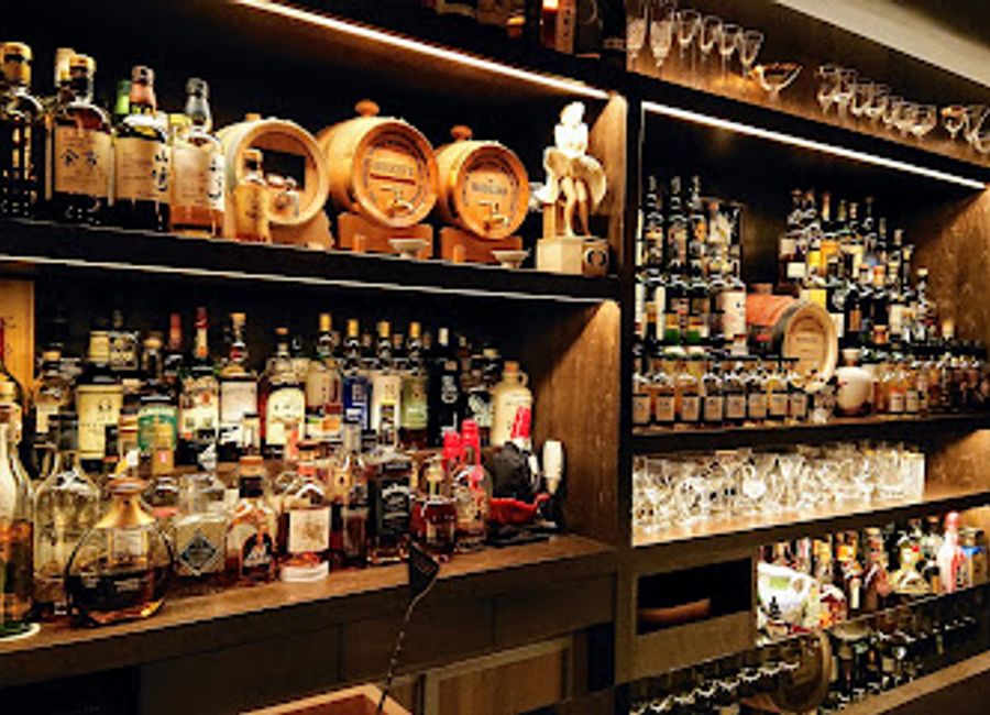 Discover the vibrant Kohaku Bar in Kanazawa, where expertly crafted cocktails meet warm ambiance for an unforgettable nightlife experience.