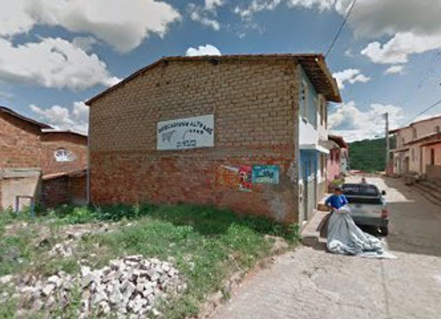 Experience the vibrant atmosphere and local flavors at Bar da Miria, the perfect spot to unwind in Lençóis, Bahia.