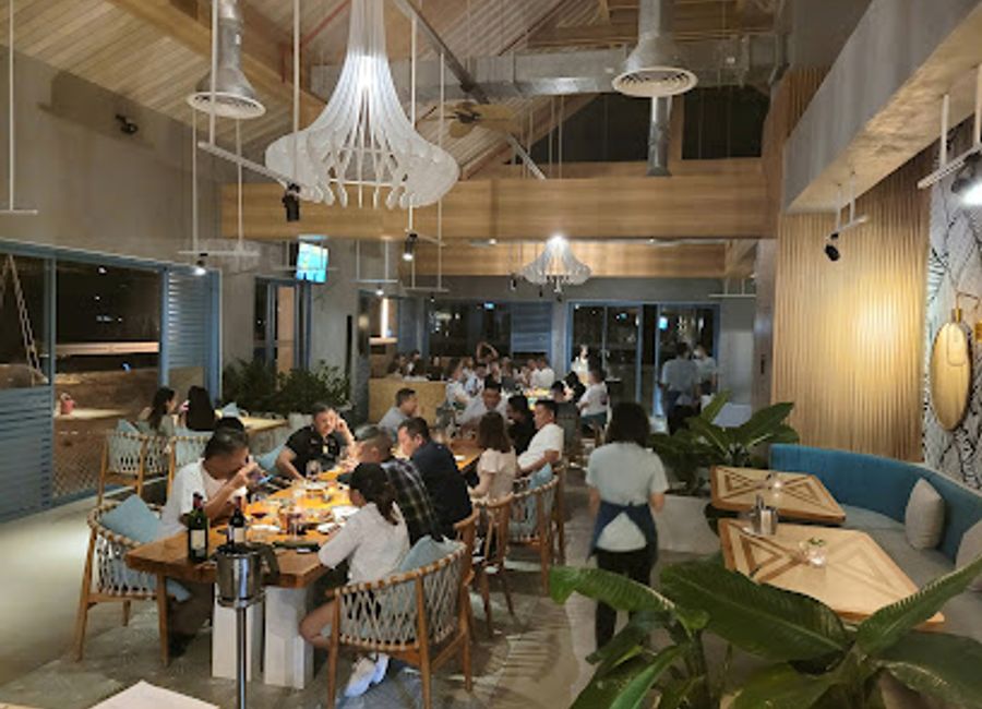 Experience the breathtaking views and exquisite flavors at Sunset Lounge, Côn Đảo's premier dining destination.