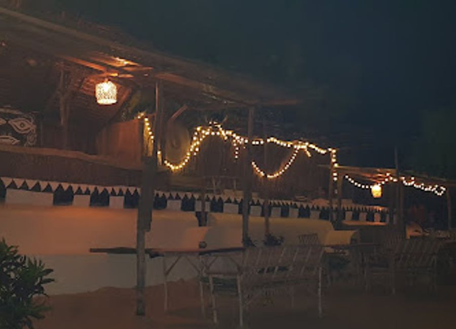 Mararaha Lounge in Shela: A vibrant bar offering exquisite cocktails and a laid-back atmosphere perfect for unwinding after a day of exploration.