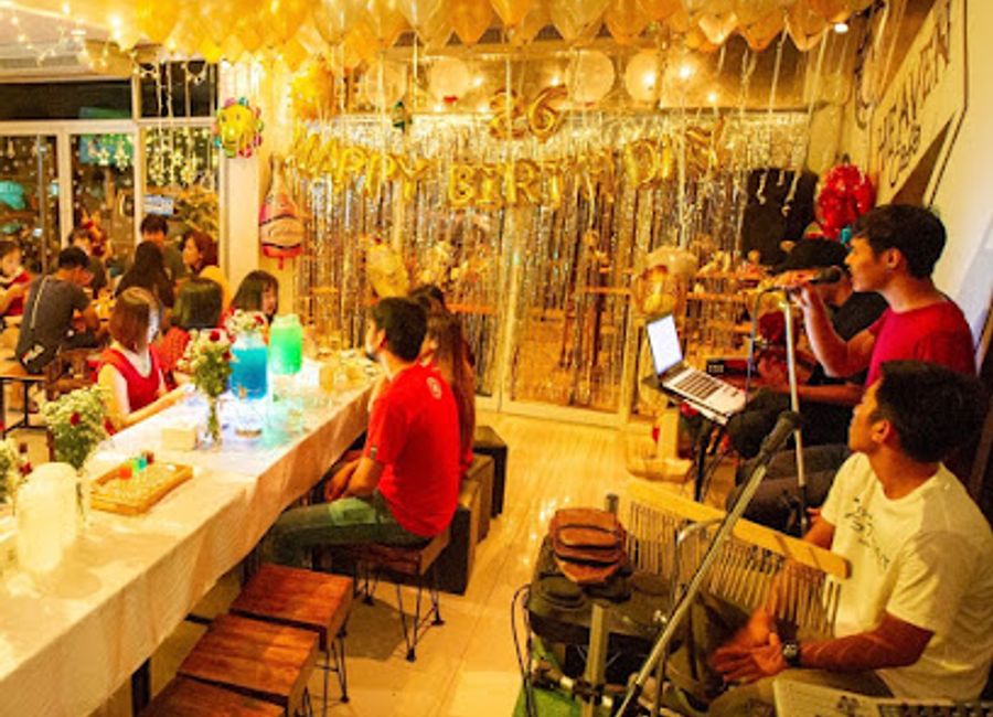 Experience vibrant live music and the local atmosphere at Heaven Cafe, Mae Hong Son, a perfect spot for tourists seeking relaxation and entertainment.