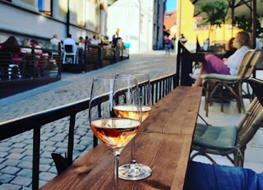 Experience the vibrant culinary scene at Vinäger in Visby, where creative dishes and exceptional cocktails come together in a lively atmosphere.