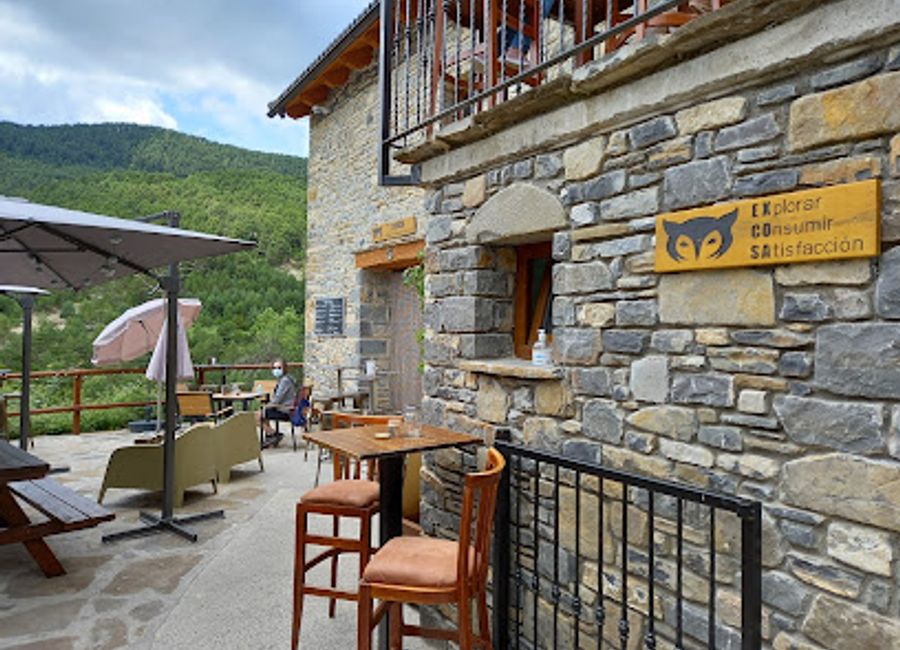 Discover El Nido del Búho, a serene brewpub in Buisán, where craft beers and local flavors meet in a picturesque setting.