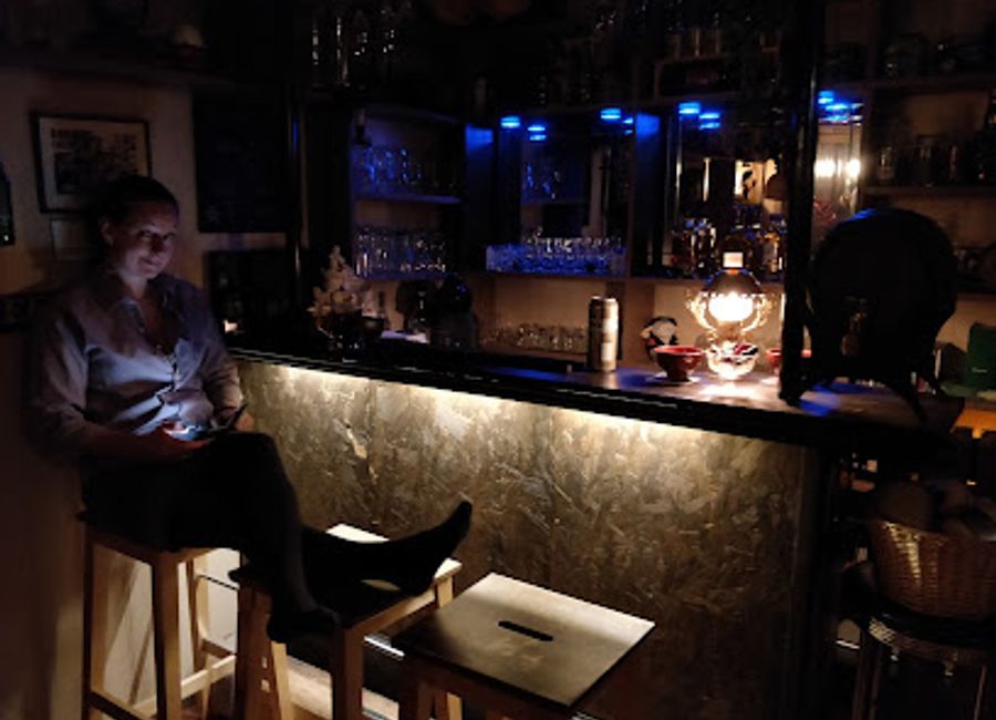 Discover the vibrant atmosphere of Pøbben, Fossbergom's premier pub for craft beers, local spirits, and unforgettable nights out.