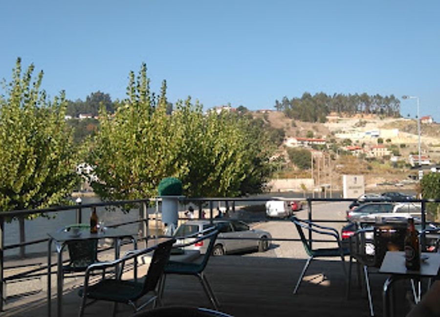 Discover In Douro Bar: Enjoy local drinks and breathtaking views along the Douro River, a perfect blend of relaxation and vibrant nightlife.