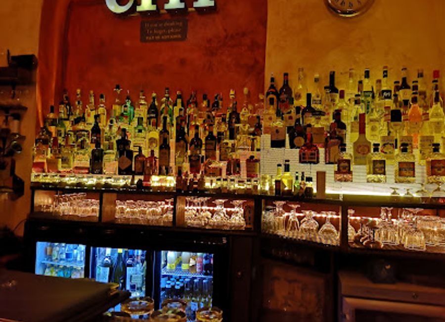 Discover FUK Cocktail Bar in Florence, where exceptional cocktails meet electrifying nightlife and a chic atmosphere.