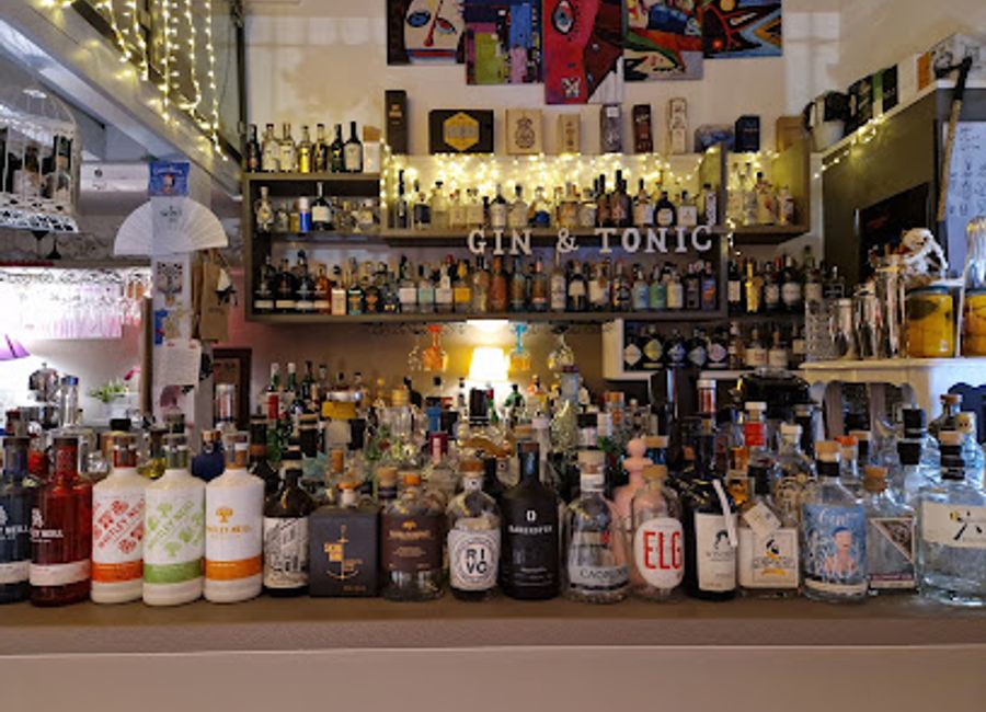 Experience the finest selection of gins and cocktails in Trento at the inviting Accademia del Gin di Linda, where comfort meets creativity.
