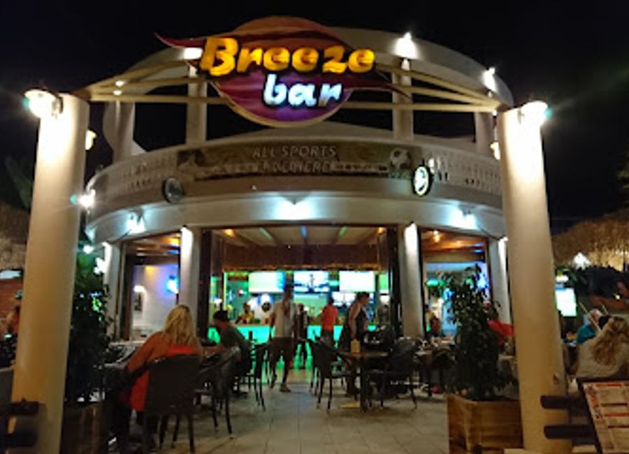 Discover the perfect retreat at The Breeze Bar in Planos, where stunning views and delightful drinks come together for an unforgettable experience.